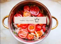 Cortem os tomates restantes com anéis e coloquem c...