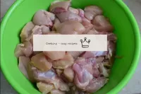 Coupez le filet de poulet en morceaux de portions,...