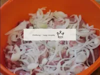 用冷自來水清洗和沖洗洋蔥。用半環切碎，與切碎的肉混合。...
