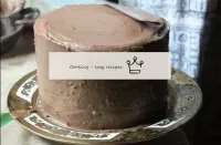 الآن قم بتغطية الكعكة الناتجة من جميع الجوانب بنفس...