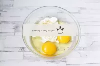 Яйца соедините со сметаной, солью и перцем. ...