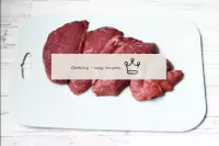 用厚度不超过1厘米的板子切碎一块牛肉穿过纤维，选择没有活着的牛肉，薄膜。如果使用冷冻肉，则必须在冰箱...