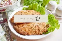 烤箱用豬肉制成的schnitzel...