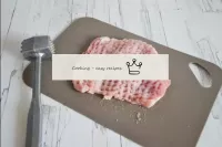 Schlagen Sie das geschnittene Fleisch mit einem Ha...
