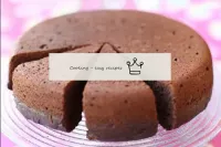 كعكة الشوكولاتة على الماء المغلي في طباخ بطيء...