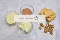 クッキーとナッツのコンデンスミルクでチョコレートソーセージを作る方法は？製品を準備します。クッキーは...
