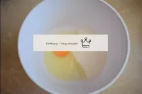 對於測試，將雞蛋連接到糖，然後用攪拌機攪拌一點。你不需要鞭打到郁郁蔥蔥。只要把一切都混在一起就足夠了...