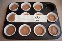 Espalhe a massa em formatos especiais para cupcake...