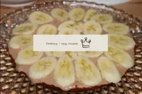 Cut bananas in thin circles. Lubricate the lower a...