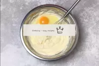 ابدأ في دفع البيض إلى كتلة الجبن واحدًا تلو الآخر،...