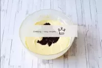 Coloque o chocolate gelado com conhaque e agite-o ...