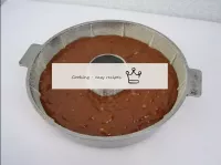 Colocamos a massa preparada em forma e enviamo-la ...