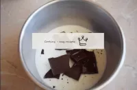 まずはカクテルを作りましょう。小さなバケツに合計からいくつかの牛乳を注ぎ、チョコレートを追加します。...