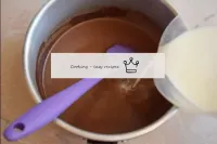 すぐにカクテルを調理し、チョコレートが冷えるのを待たずに、残りの牛乳を注ぎ、混ぜる。質量全体がすぐに...