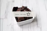 كسر الشوكولاتة إلى قطع صغيرة. ...