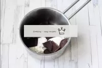 在水浴或微波炉中加热奶油和碎成碎片的巧克力。...