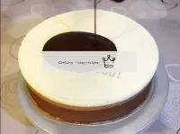 中央から始めて、ケーキを覆います。...