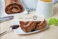 Cut the finished chocolate roll into pieces and se...