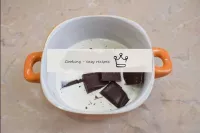 Primeiro, junte o creme ao chocolate quebrado e aq...