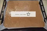 烤盘（27*35厘米）用烹饪纸粘在一起，倒在准备好的巧克力面团上。将它均匀地分布在整个表面上。将烤盘...