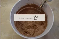 當餅幹冷卻時，準備奶油。用攪拌機將冷卻的巧克力團攪拌成濃稠的奶油。...