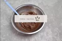 Coloque o chocolate derretido na massa de queijo, ...