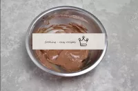 Agrega la crema batida a la mezcla de queso y choc...