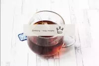 要浸泡，請釀造半塊濃烈的甜茶。...