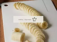 Schneiden Sie die Bananen in dünne Tassen. ...