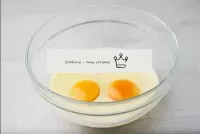在合适的容量中倒入炼稠剂。将两个鸡蛋打开，以中等速度搅拌至均匀。...