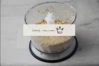 Broyer les noix dans un mélangeur. ...