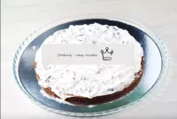 最初のケーキを基板またはケーキ皿に置き、クリーム（約2杯）で磨き、ケーキの表面全体に平らにします。必...