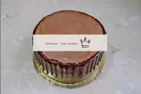 Coat the frozen cake again with chocolate cream an...