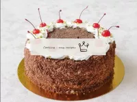 Torta al cioccolato con ciliegia e crema lavata...