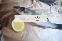 Gewaschene Fische mit Papiertüchern etwas nass mac...