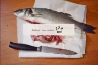 Frischer Fisch muss gereinigt werden. Machen Sie e...