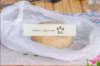 La pâte prête est transférée dans un sac ou envelo...