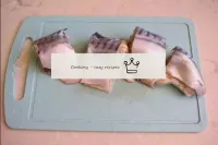 將鯖魚切成4個部分。...