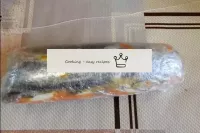 用薄膜將魚包裹在幾層中，然後用烹飪線將魚包裹起來。...