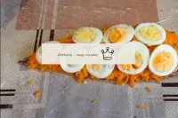 把雞蛋放在胡蘿蔔上。...