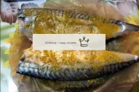 魚の上にレモン汁を注ぎ、塩と季節、より良い浸漬とベーキングのためのカットを作ります。...