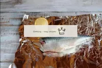 将准备好的鱼放在箔片上，倒入柠檬汁。将大鳞茎的一半切成薄的半环。...