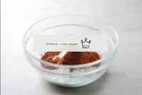 在单独的碗中，一定要将面粉浸入以使其充满氧气。也可以与面粉一起浸入可可粉。搅拌。...