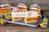 ケーキは軽いですが、非常に満足です。小さなケーキのようにスライスされたサーブ、スライス上のメレンゲは...