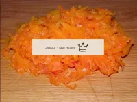 Gekochte Karotten auf einer großen Reibe reiben, s...