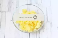 Drain the liquid from the canned pineapples, dry. ...