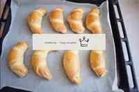 Die fertigen Croissants werden eine schöne goldene...