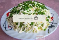 Salada de camadas com costeletas e maionese...