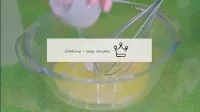 我们将一个鸡蛋分解成一个单独的容量，并用花冠摩擦直至均匀，加入少许盐，两百五十克冷水，一汤匙苹果醋、...
