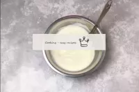 À l'aide d'une spatule, mélanger la crème jusqu'à ...